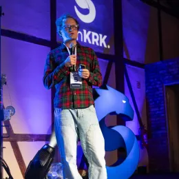 Paweł Szczabel na scenie semKRK